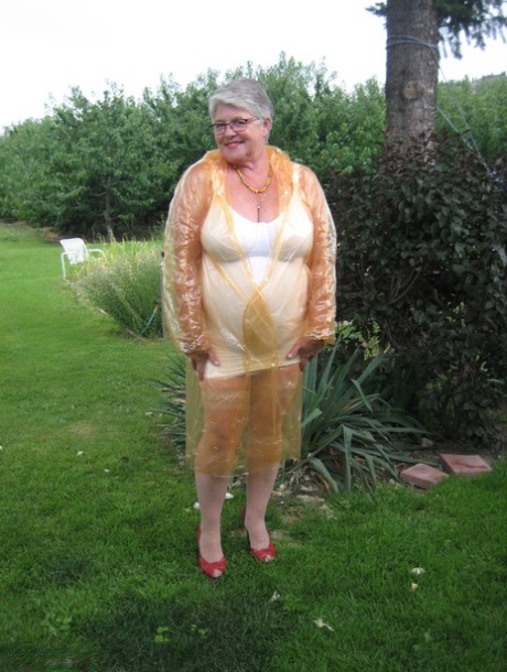 BBW im Sommerkleid exklusive freie fotos