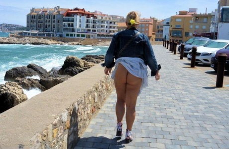 Kurvige eingeölte Schönheit beendet Joggen auf großem Schwanz heiße top galerie