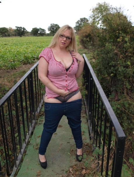 BBW, große Brünette mit Titten nacktheit schöne fotos