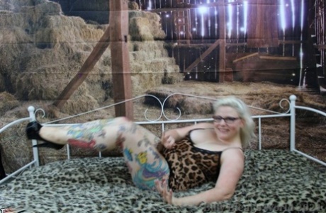 Date Slam: Blonde Schönheit mit schönem dicken Arsch bekommt einen Mund voll Sperma sexy exklusive bild