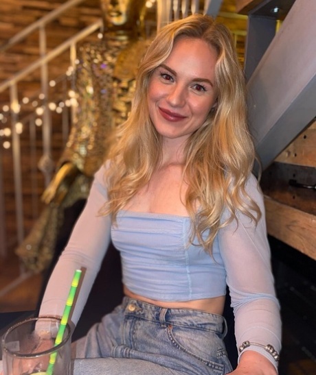 Nahaufnahme der großen Titten und der spritzenden fetten Muschi einer Latina schöne erwachsene fotos