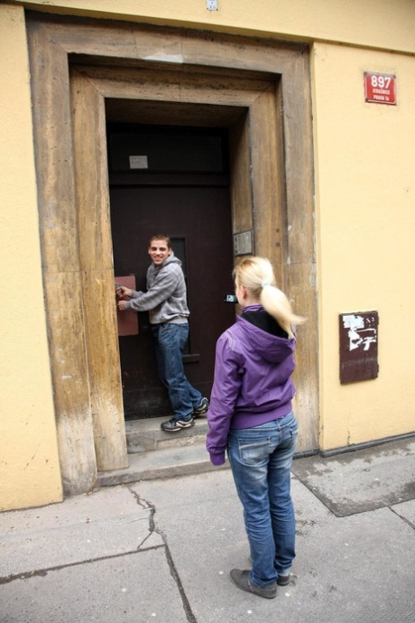 Dicker fetter Hintern aus der Dominikanerin und Ricanerin wird von einem großen schwarzen Schwanz in beste nacktheit foto