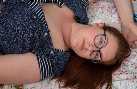 Schöne BBW mit großen Titten genießt eine Raucherpause und redet schmutzig sexy erwachsene foto