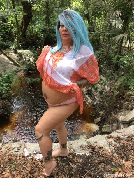 Das klaffende Baby schüttelt seinen fetten Arsch und twerkt xxx sex foto