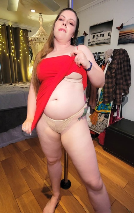 Mollige rothaarige reife Frau in Strümpfen entblößt haarige Muschi schöne erwachsene bild