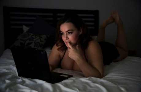 Nackte dicke Frau auf dem Bett erotische porno foto