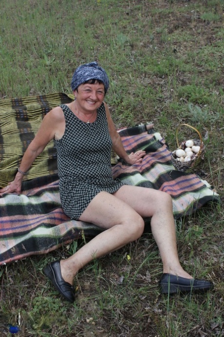 Dicke Mädels lecken und fingern sich gegenseitig die Muschis auf dem Feld nackt akt fotos