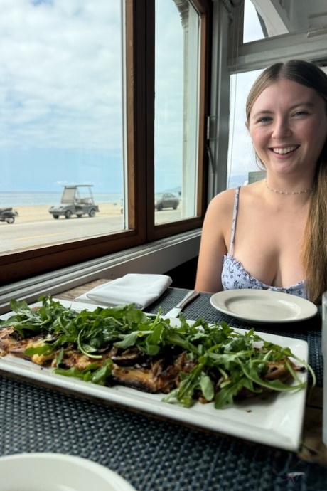 Bikini mit großen Titten und kurvigem Arsch erwachsene hübsche bild